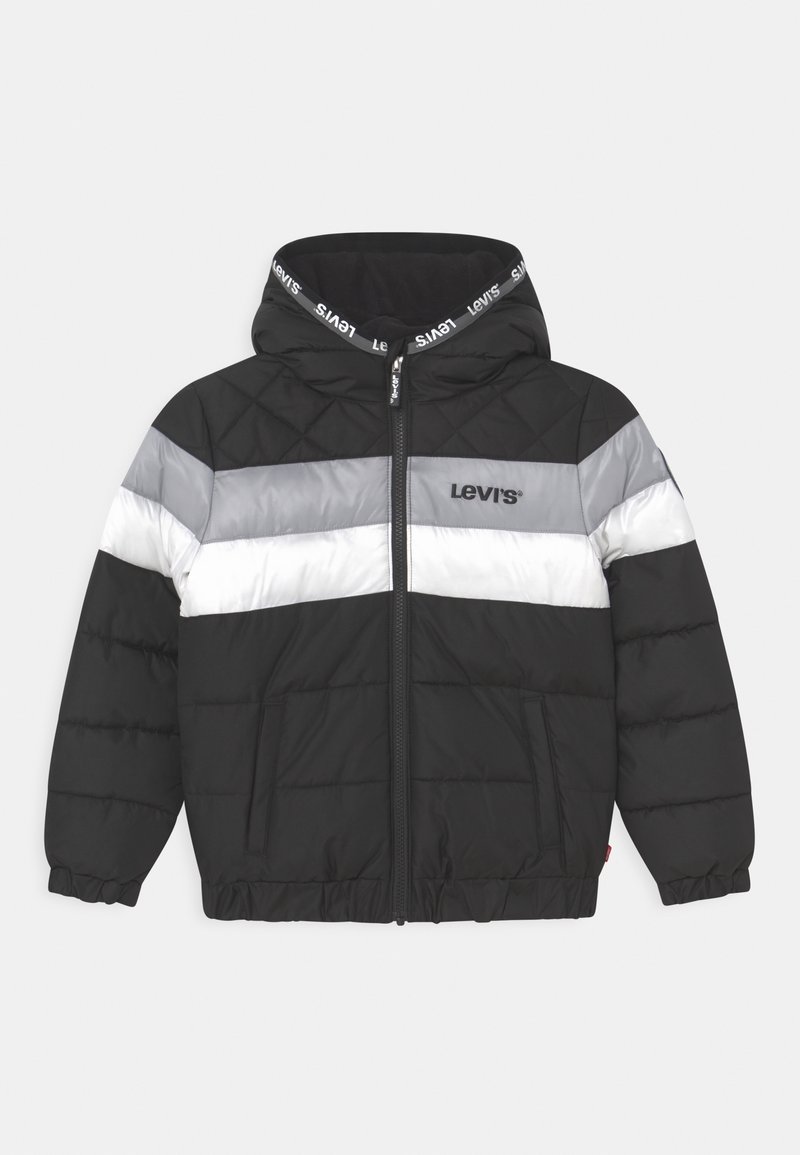 Zwarte donzen jas met een ontwerp van grijze en witte horizontale strepen. Voorzien van een ritssluiting aan de voorkant en een capuchon, met een gewatteerde textuur en een logo-accent.