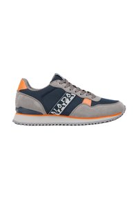 Zapatillas con tejido azul marino, acentos de gamuza gris y detalles en naranja. Presentan una suela plana y un logo prominente en el lateral. Diseño con cordones.