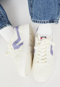 Sélectionné, off-white