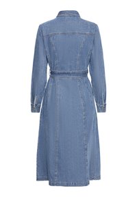 Longue robe en jean bleu avec manches longues, col, poignets à boutons et ceinture en jean assortie à la taille, vue de dos.