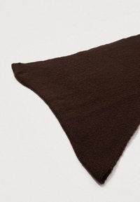 Tamsiai rudas iš megztos medžiagos audinys, sulankstytas ant šviesaus paviršiaus, rodo minkštą tekstūrą ir smailius kraštus.