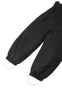 Zwarte waterdichte broek, met elastische tailleband en boorden, zachte textuur, voorzien van witte lussen, ontworpen voor flexibiliteit en draaggemak.