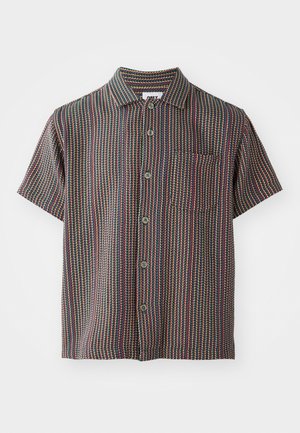 Chemise à manches courtes avec fermeture à bouton, présentant un motif rayé multicolore sur un fond foncé et une poche poitrine.