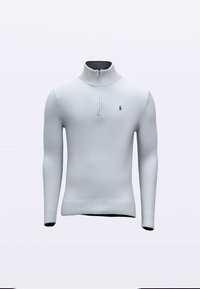 Pulover alb tricotat cu guler înalt și fermoar pe jumătate în față, cu manșete și margine striate și un mic logo albastru pe pieptul stâng.