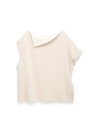 Ärmelloser beiger Pullover mit umgeschlagenem hohem Kragen, gefertigt aus weichem Strickstoff, flach auf einem weißen Hintergrund liegend dargestellt.