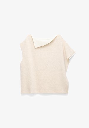 Mouwloze beige trui met een omgeslagen hoge kraag, gemaakt van zachte gebreide stof, plat uitgespreid op een witte achtergrond.