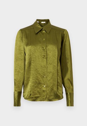 Olivgrüne, langärmlige Bluse mit Knopfleiste, spitzen Kragen und leicht glänzendem, strukturiertem Stoff auf unifarbenem Hintergrund.