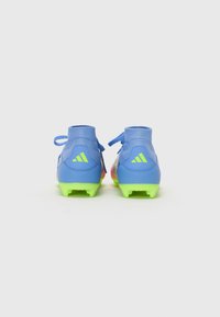 Blå fotbollsskor med en strukturerad övre del, neongrön sula och matchande snören, med en bakre logotyp och design vid ankelkragen.