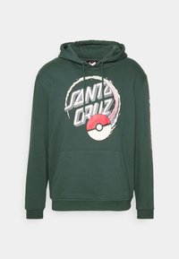 Sudadera verde oscura con bolsillo frontal, texto "Santa Cruz", un gráfico circular rojo y blanco, y capucha con cordones.