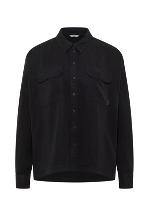 Czarna koszula z długim rękawem, z kołnierzykiem na guziki, dwoma kieszeniami na piersi i prostym dołem. Wykonana z miękkiego materiału o gładkiej fakturze.