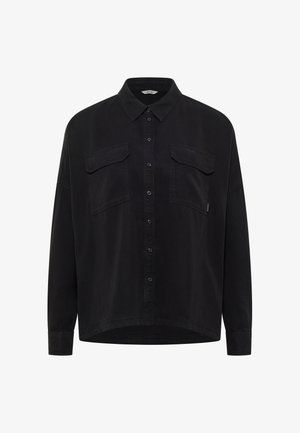 Czarna koszula z długim rękawem, z kołnierzykiem na guziki, dwoma kieszeniami na piersi i prostym dołem. Wykonana z miękkiego materiału o gładkiej fakturze.