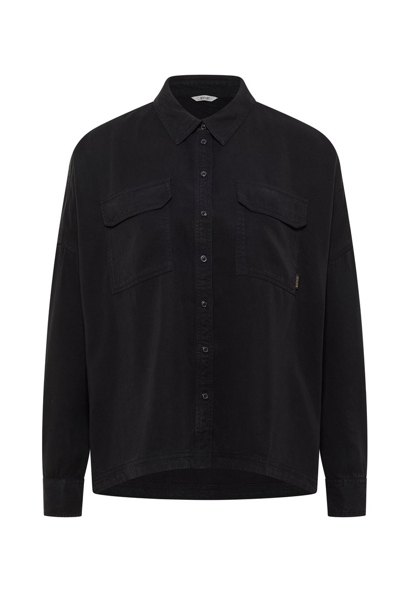 Czarna koszula z długim rękawem, z kołnierzykiem na guziki, dwoma kieszeniami na piersi i prostym dołem. Wykonana z miękkiego materiału o gładkiej fakturze.