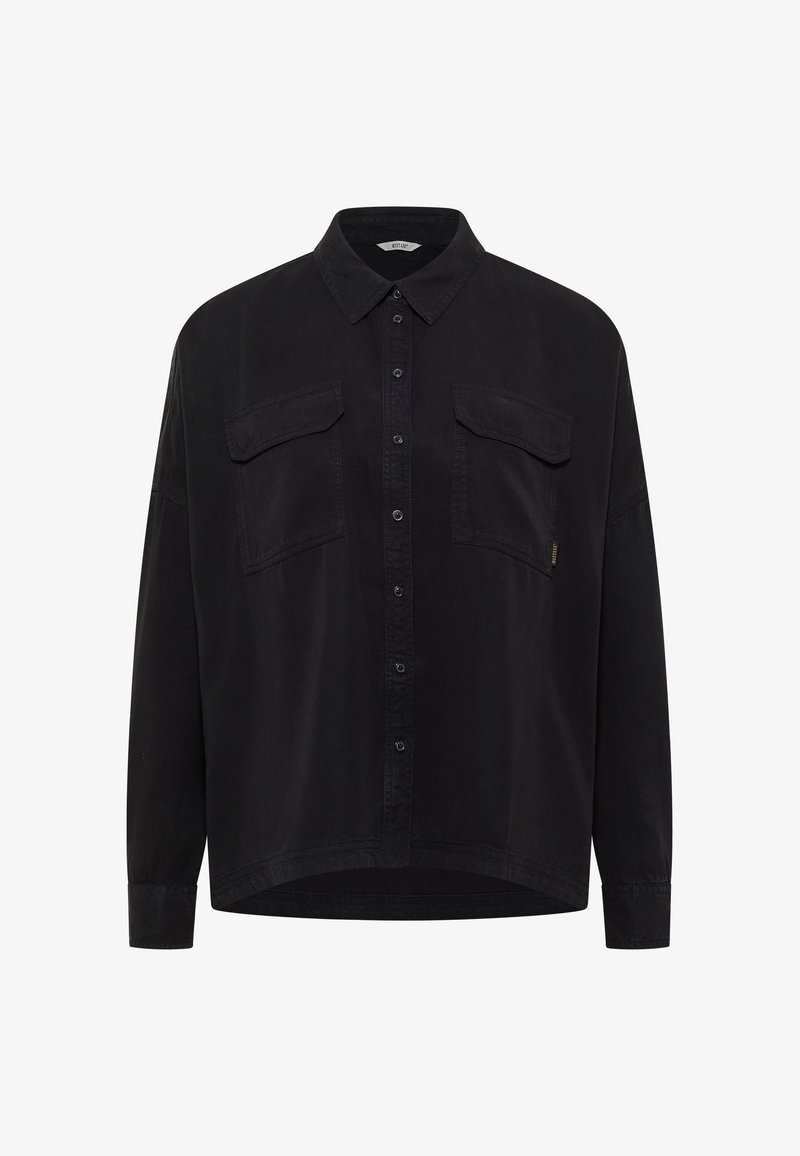 Czarna koszula z długim rękawem, z kołnierzykiem na guziki, dwoma kieszeniami na piersi i prostym dołem. Wykonana z miękkiego materiału o gładkiej fakturze.