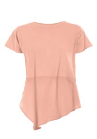 PEACH-farvet kortærmet t-shirt med rund halsudskæring og asymmetrisk kant. Fremstillet af blødt stof med en glat tekstur.