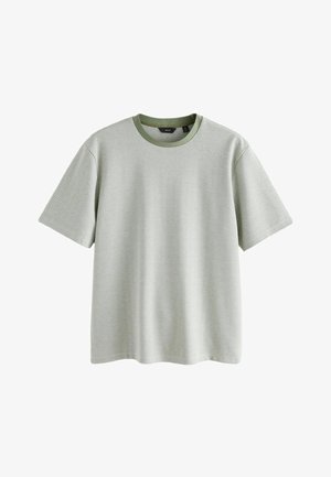 Világoszöld, rövid ujjú kötött póló finom halszálka mintával és sötétebb zöld bordázott nyakkal, középméretű.