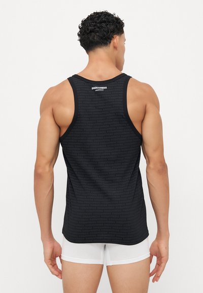 Schwarzes Tanktop mit einem strukturierten Muster, das den Markennamen wiederholt. Die Rückseite ist glatt, mit einem Rundhalsausschnitt und weiten Armausschnitten.