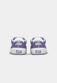 Zapatillas de ante moradas con detalles y cordones blancos. Presentan un collar acolchado y el logo de Vans en el talón y la lengua.