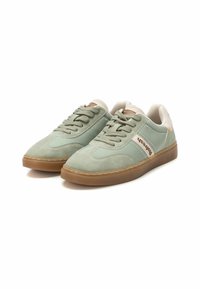 Zapatillas de ante verde con acentos en gris, diseño con cordones y suela de goma de color marrón claro. Presentan un logo en el lateral y un cuello acolchado en el tobillo.
