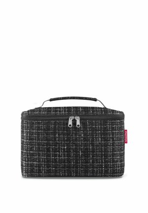 Rechteckige schwarz-weiße strukturierte Reisetasche mit Griff oben, Doppelreißverschluss und einem kleinen roten Etikett auf der rechten Seite.