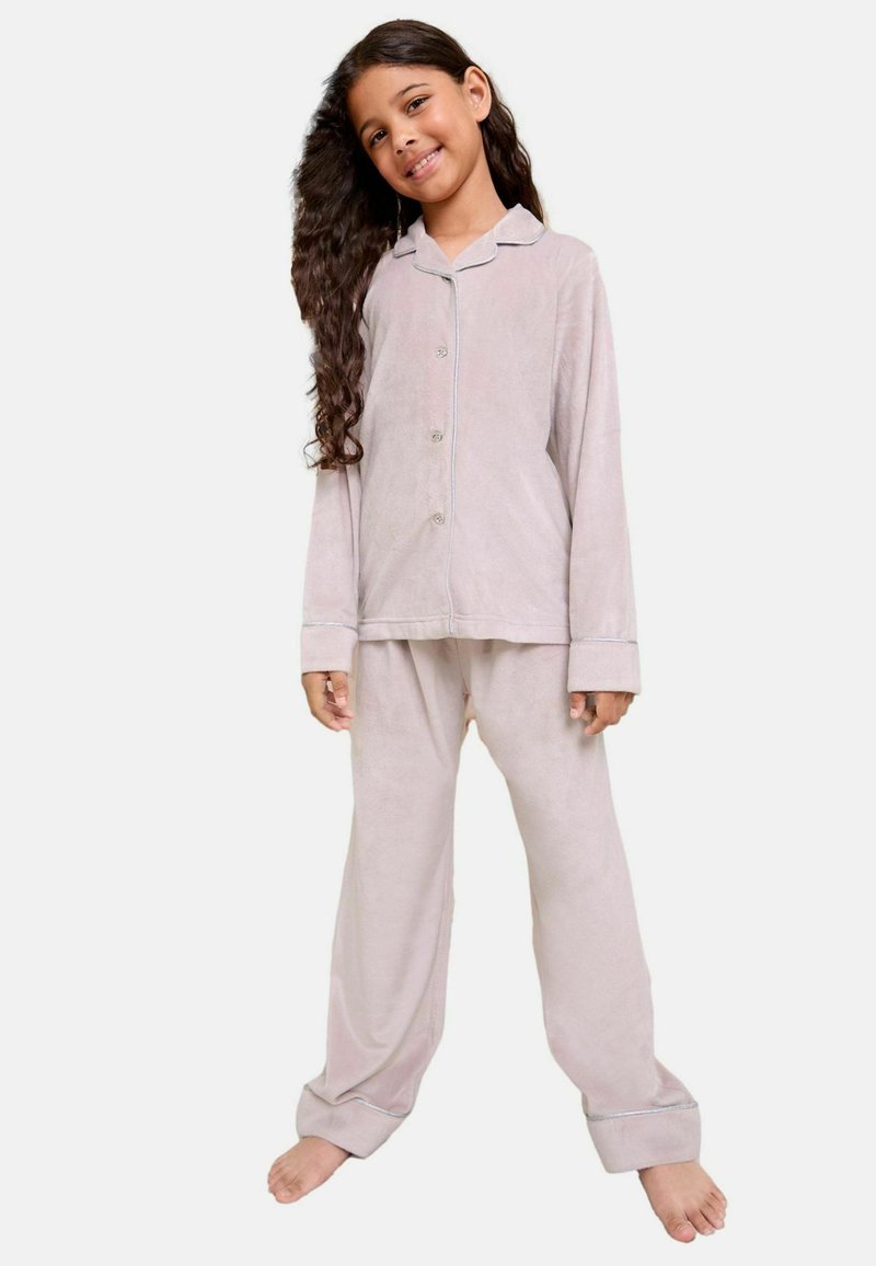 Conjunto de pijama de terciopelo suave en rosa claro, con mangas largas, botones en la parte delantera y ribetes en contraste en los puños y el collar. Pantalones holgados.