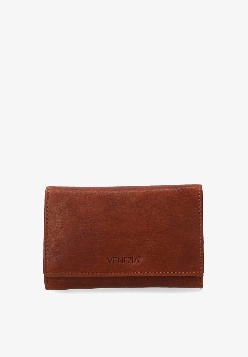 Bruine leren portemonnee met een gladde textuur, voorzien van een klepsluiting en een gegraveerd "VENEZIA" logo aan de voorkant. Compacte rechthoekige vorm.