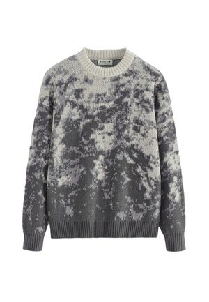 Pull en tricot gris et crème avec un motif marbré texturé. Doté d'un col rond côtelé et de poignets et d'un ourlet côtelés.