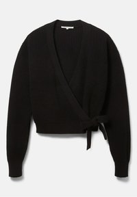 Černý svetr s obalem vyrobený z texturované pleteniny, s hlubokým výstřihem do V, dlouhými rukávy a detailem s páskem v oblasti pasu.