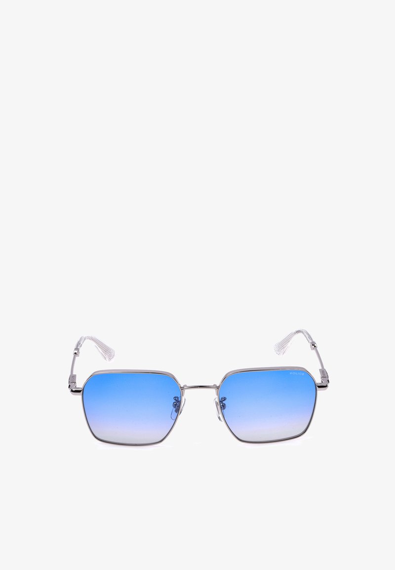 Lunettes de soleil à monture métallique avec verres carrés dégradés bleus et extrémités de branches transparentes, présentées sur fond blanc.