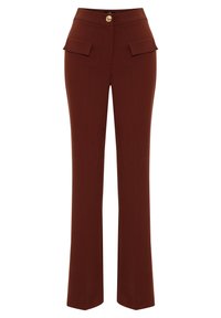 Hnědé kalhoty s vysokým pasem a rovnými nohavicemi, s předními klopovými kapsami a jedním zlatým knoflíkem na zapínání v pase.