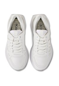 Białe trampki z gładką skórzaną i siateczkową cholewką, zaokrąglonym noskiem, sznurowanym zapięciem i wzorzystą wkładką. Gruba gumowa podeszwa zapewniająca komfort.