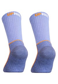Helle lila Socken mit geripptem Muster, orangefarbenen Akzenten an den Bündchen und der Ferse sowie dem "UPHILL"-Logo oben. Eignen sich hervorragend für Sportbekleidung.