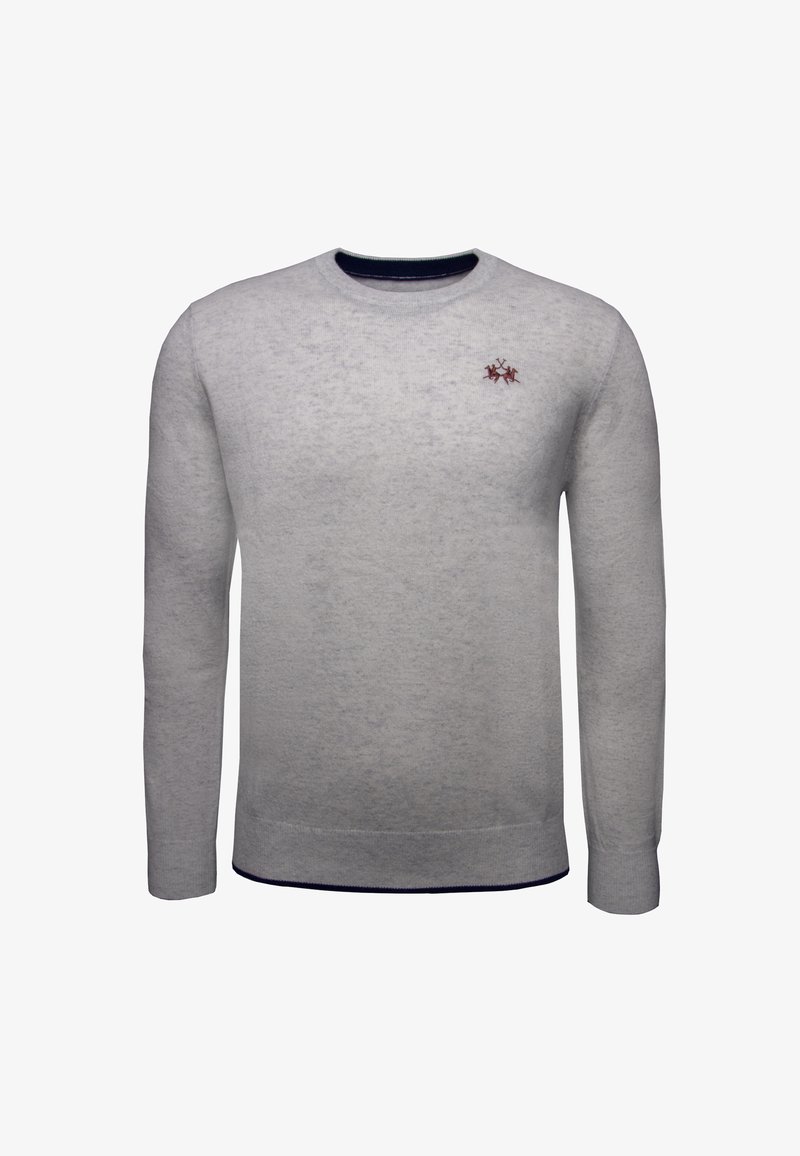 Szary sweter z długimi rękawami, okrągłym dekoltem i prążkowanymi granatowymi detalami przy kołnierzu i dolnym wykończeniu. Posiada małe, czerwone wyszywane logo.