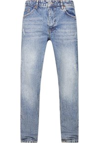 Jeans din denim de culoare albastru deschis, cu o croială relaxată, prezentând ușoare deteriorări, un design standard cu cinci buzunare și un închizător cu buton și fermoar.
