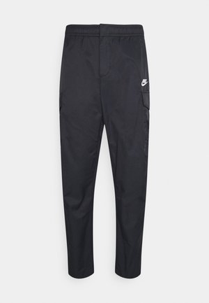 Schwarze Nike-Hose mit elastischem Bund und seitlicher Cargotasche, mit weißem Nike-Logo am oberen linken Bein.