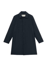 Dlouhý, tmavě modrý vnější kabát s rovním střihem, límcem, zapínáním na přední knoflíky a postranními kapsami. Vyroben z hladkého, strukturovaného materiálu.