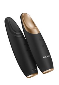 To håndholdte enheder med en mat sort krop og guld accenter. Har buede toppe, knapper til betjening og branding på den ene side.