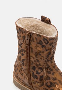 Ruske leopardikuvioiset lasten saappaat, joissa on vetoketjukiinnitys, pehmeä vuori ja kestävä kumipohja. 