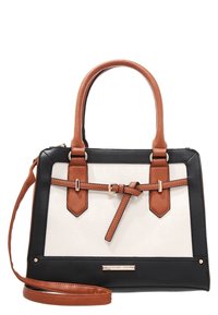 Borsa strutturata con corpo bianco, fondo nero e dettagli color cuoio. Presenta doppi manici, una tracolla removibile e un dettaglio decorativo a fiocco.