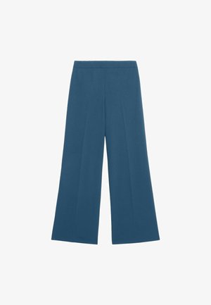 Wijdvallende broek in een diep teal stof. Heeft een zachte tailleband en scherpe voorplooien, met een gemercererd afwerking. Geen zichtbare zakken.