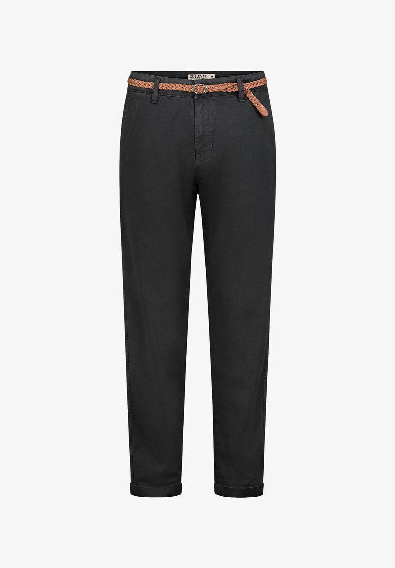 Schwarze Chinos aus Baumwolle mit einem gewebten, hellbraunen Gürtel, geradem Bein, umgeschlagenen Bündchen und Knopfverschluss an der Taille.