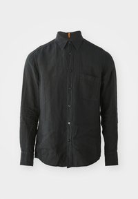 Svart långärmad skjorta i strukturerad tyg, med knäppning i kragen, framficka och orange accent på baksidan av kragen.