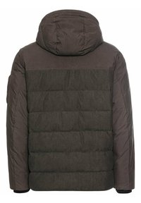 Mørk isoleret jakke med hætte. Har et quiltet design, kontrasterende panel over den øverste del af ryggen, og ribbede manchetter ved ærmerne.