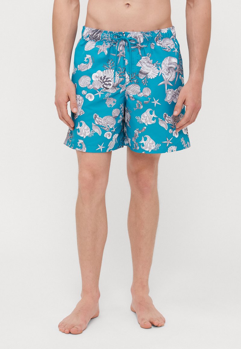 Shorts de bain turquoise avec un motif marin comportant des coquillages, des poissons et des étoiles de mer en noir et blanc. Taille élastique avec cordon de serrage.