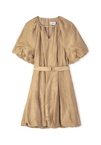 Korte mouw, beige jurk met een V-hals en een geplooide borst. Heeft een ceintuur in de taille en een zachte, gestructureerde stof, die boven de knie valt.