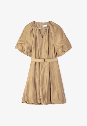 Korte mouw, beige jurk met een V-hals en een geplooide borst. Heeft een ceintuur in de taille en een zachte, gestructureerde stof, die boven de knie valt.