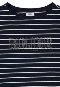 Marineblå og hvide stribede skjorte med "BONJOUR" i rhinsten og "LA VIE EST BELLE" trykt under halsudskæringens mærkat "CECIL".