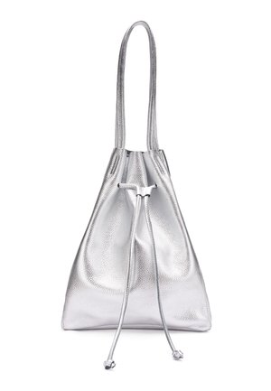 Zilverkleurige leren bucketbag met textuur, voorzien van lange schouderbanden en een trekkoordsluiting aan de voorkant.