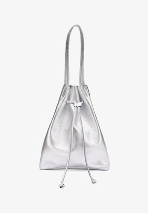Zilverkleurige leren bucketbag met textuur, voorzien van lange schouderbanden en een trekkoordsluiting aan de voorkant.