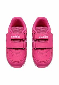Sneaker rosa con superiore in ecopelle, fodera in rete e due strappi in velcro per la chiusura. Punta arrotondata e dettagli perforati sulla parte anteriore.