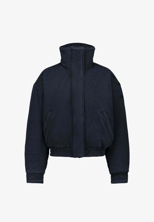 Chaqueta corta azul oscuro con cuello alto, mangas largas y cintura elástica; cuenta con dos bolsillos frontales y una tela texturizada.